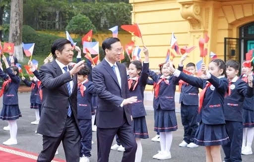 President Ferdinand Marcos Jr. and the Philippine delegation were welcomed by President Vu00f5 Vu0103n Thu01b0u1edfng at the Presidential Palace in Vietnam during a ceremony, signaling the commencement of discussions.

PRESIDENTIAL COMMUNICATIONS OFFICE FACEBOOK PAGE