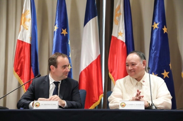 MUTUAL INTENT | Defense Secretary Gilberto Teodoro Jr. and French Minister of the Armed Forces Sébastien Lecornu sign a letter of intent on Saturday at Shangri-La the Fort in Bonifacio
Global City, Taguig City, where both sides have expressed willingness to raise their level of interaction. (Photo from the Department of National Defense)