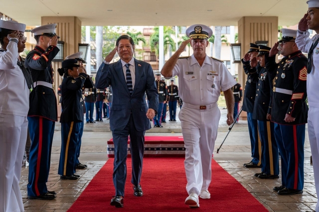 VISIT. President Ferdinand Marcos Jr. walks alongside US Indo-Pacific Command commander Admiral John C. Aquilino during an honors ceremony in Honolulu on November 19, 2023. 