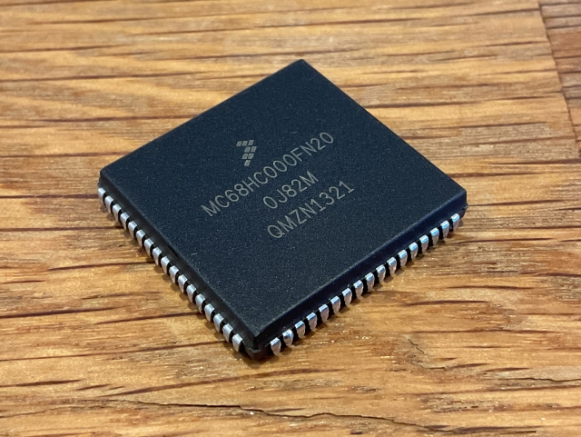 A PLCC chip with Freescale logo and MC68HC000FN20 silkscreen