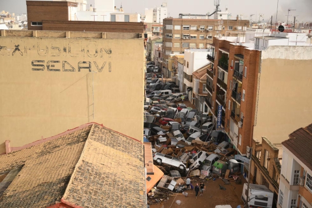 Another image of the same area. It appears to be the same street. A building to one side has “SEDAVI” written on it. 