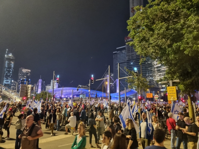 Massive protests in Tel Aviv after Prime Minister Netanyahu fired the popular Defence Minister Gallant. Large crowds in the streets with Israeli flags.