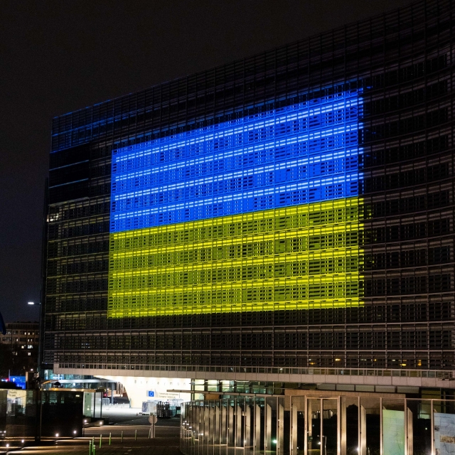 Photo of the headquarters of the European Commission illuminated with the colours of Ukraine's flag.