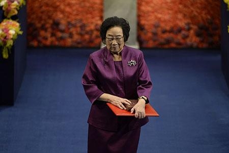 Tu Youyou after accepting her medal. She is a Chinese woman with dark hair.