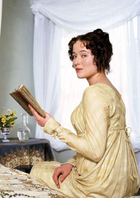 Jennifer Ehle as Elizabeth Bennett in the BBC adaptation. She's reading a book and looking amused.
